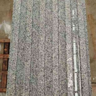 大庆 芝麻白花岗岩荔枝面雕刻盲道，盲条