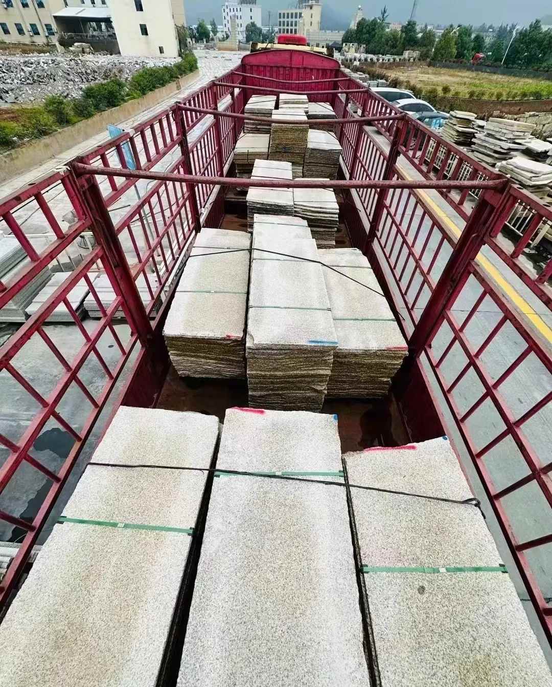 大庆 黄金麻花岗岩荔枝面，光面毛板装车完成