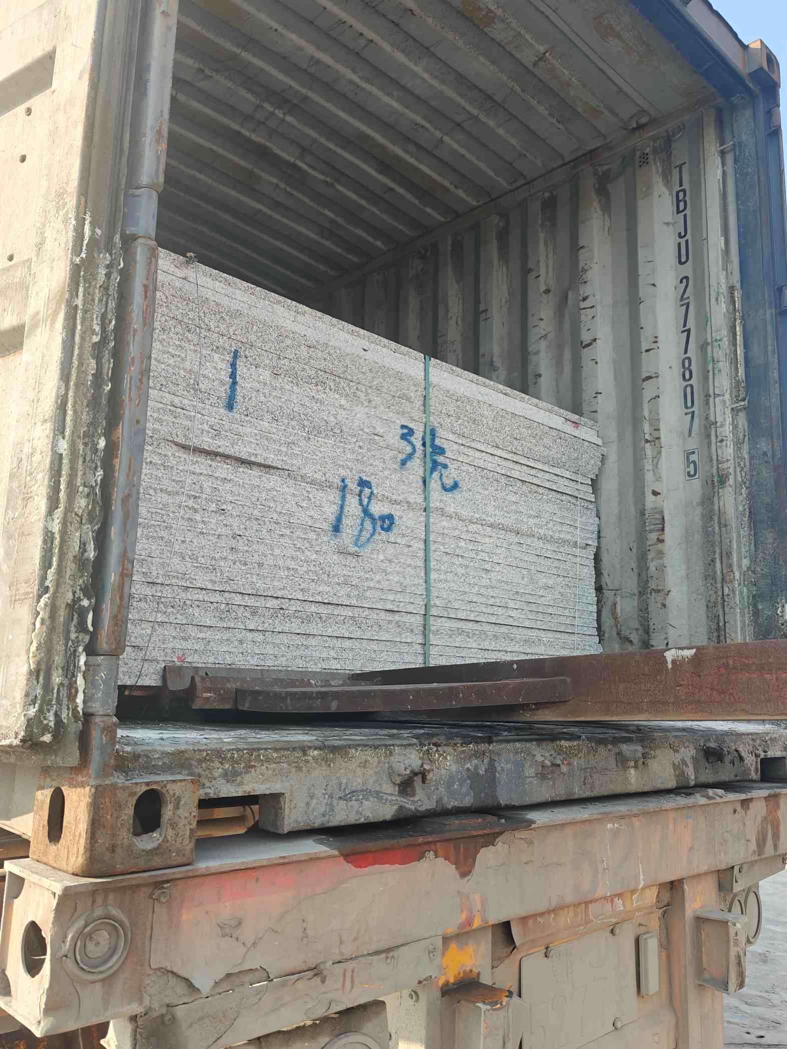 大庆 芝麻白花岗岩石材3.0公分光面毛板装柜出货