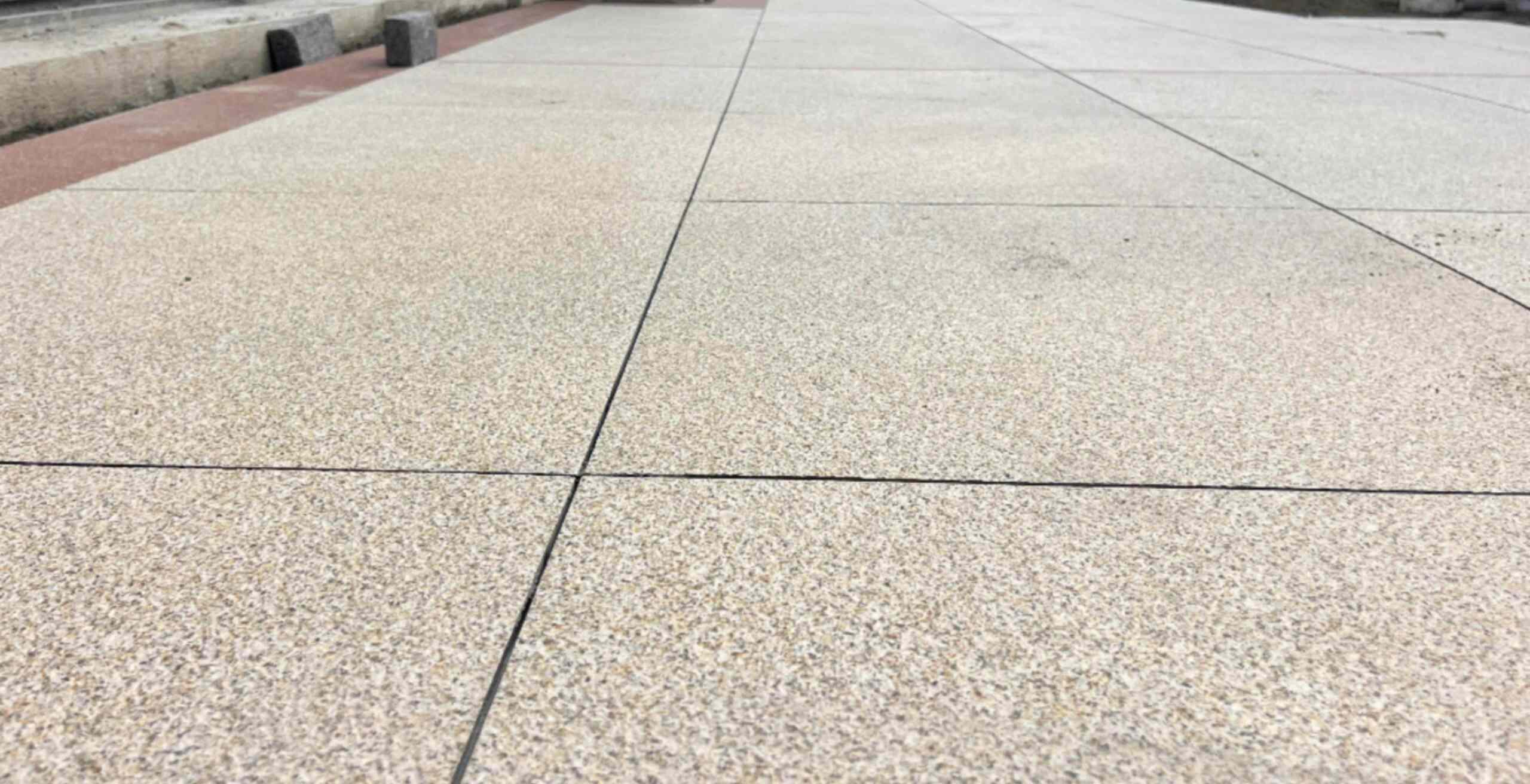 大庆 黄金麻花岗岩石板材荔枝面地面铺装效果