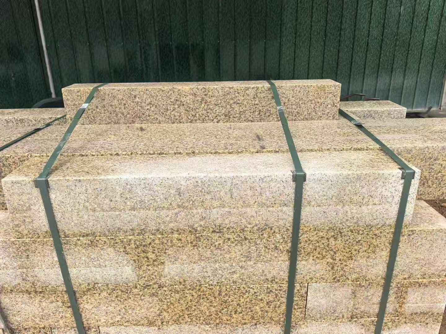 大庆 黄金麻花岗岩石材机切面栏杆料半成品