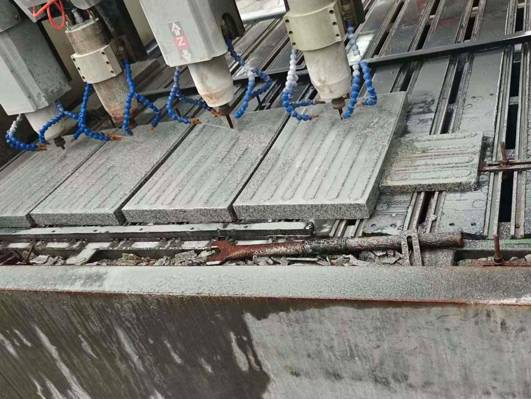 大庆 芝麻白花岗岩荔枝面盲道雕刻