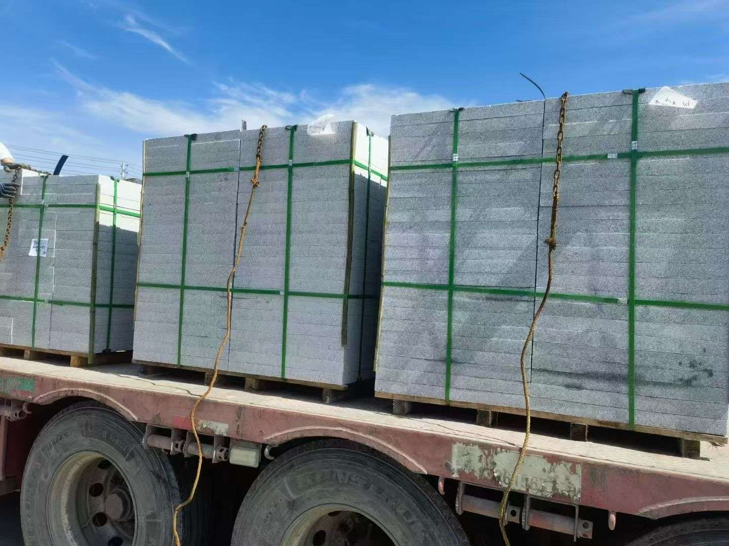 大庆 芝麻白花岗岩地铺石装车日常