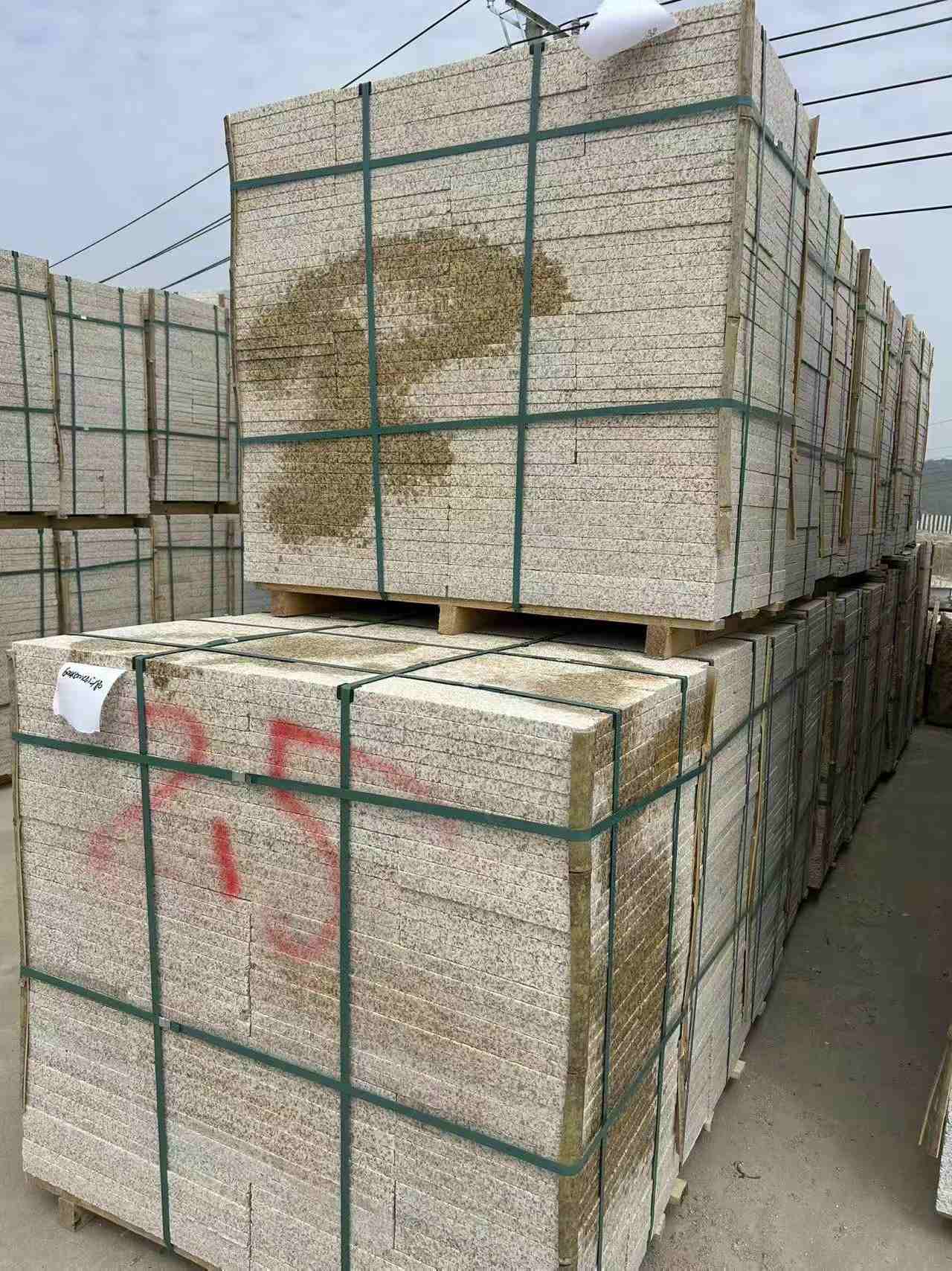 大庆 黄金麻花岗岩石材荔枝面地铺石2.5*300*600