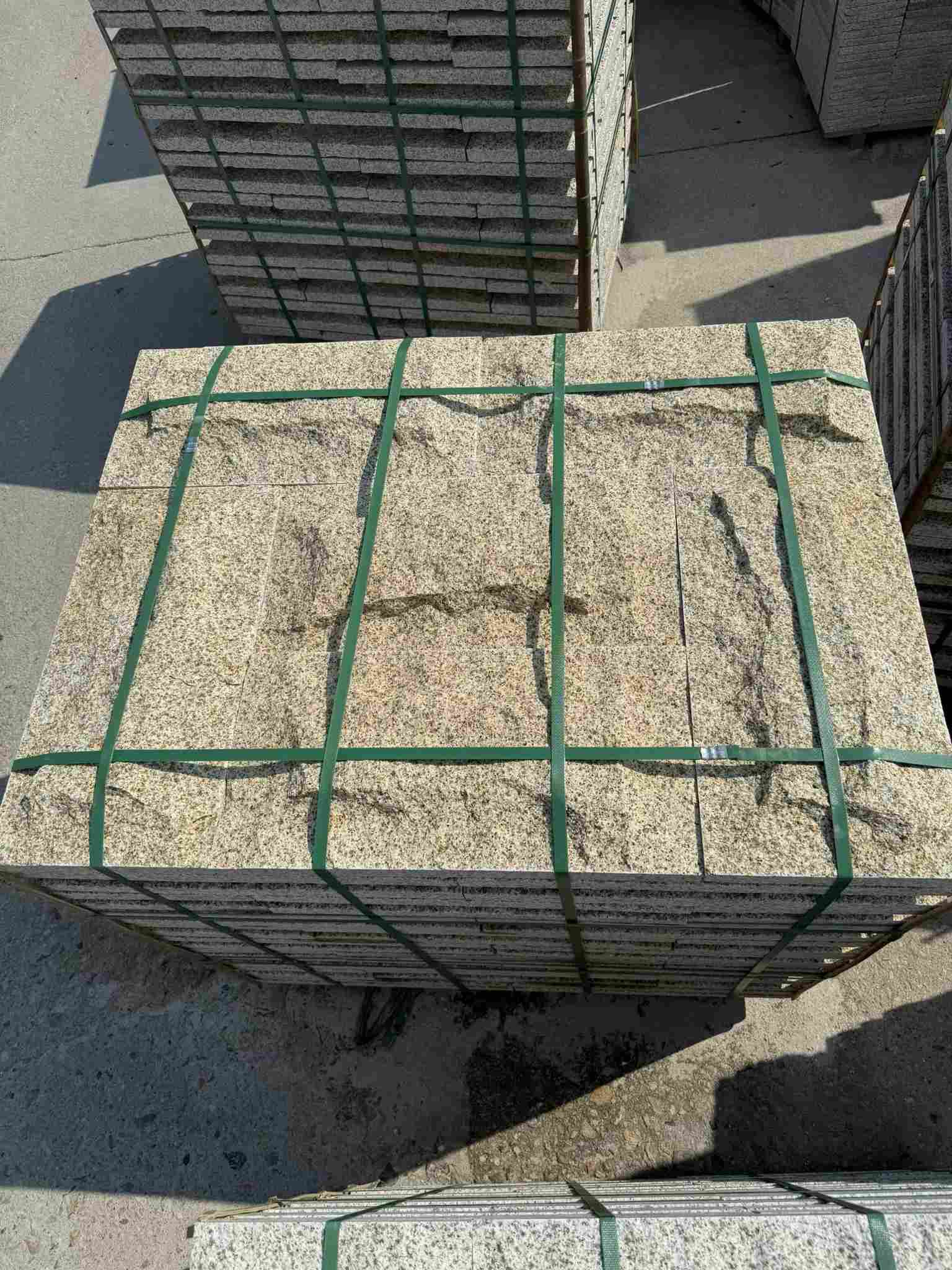 大庆 黄金麻花岗岩石材自然面蘑菇石成品