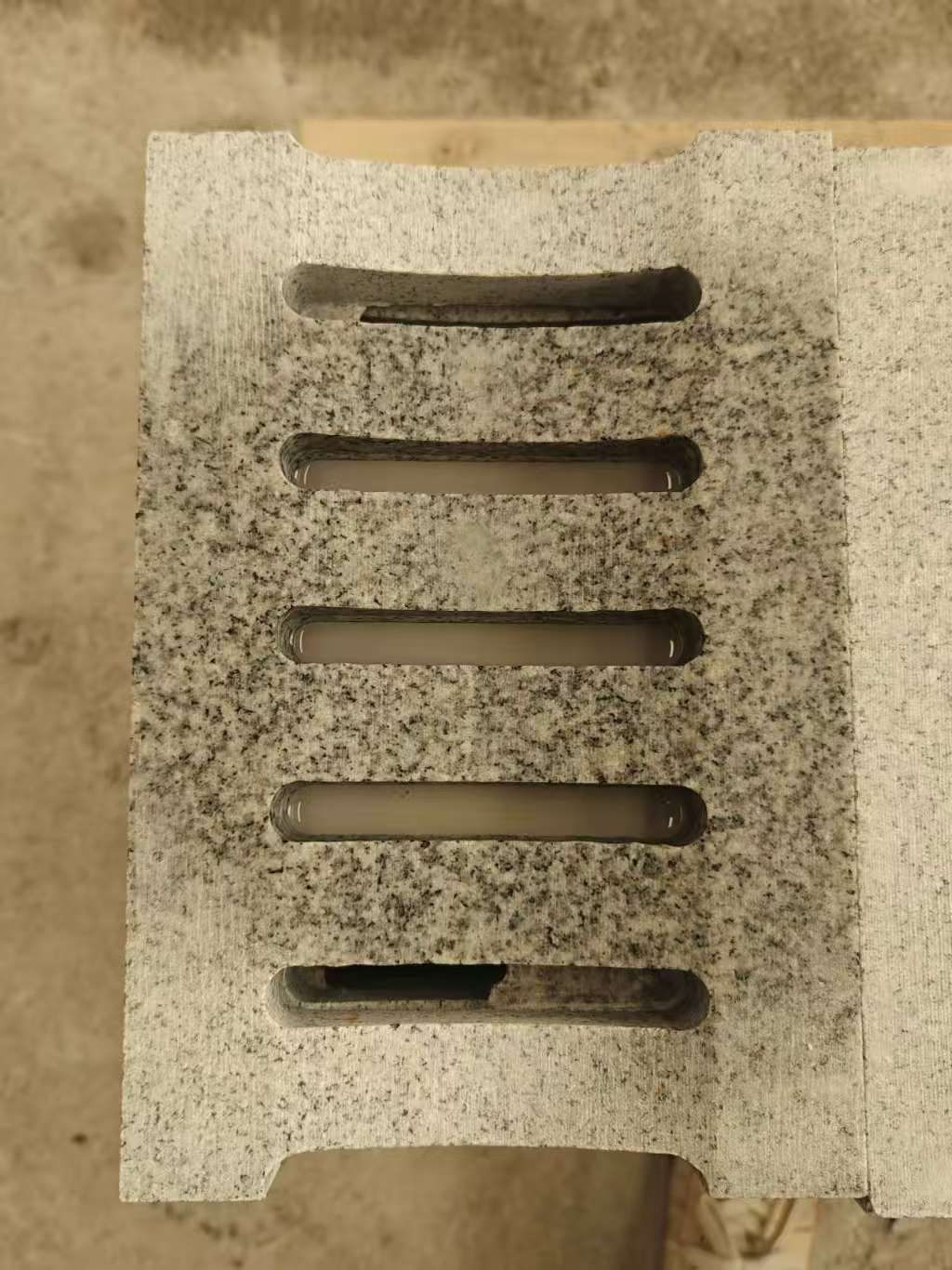 大庆 芝麻白拉丝面花岗岩U型开槽排水槽