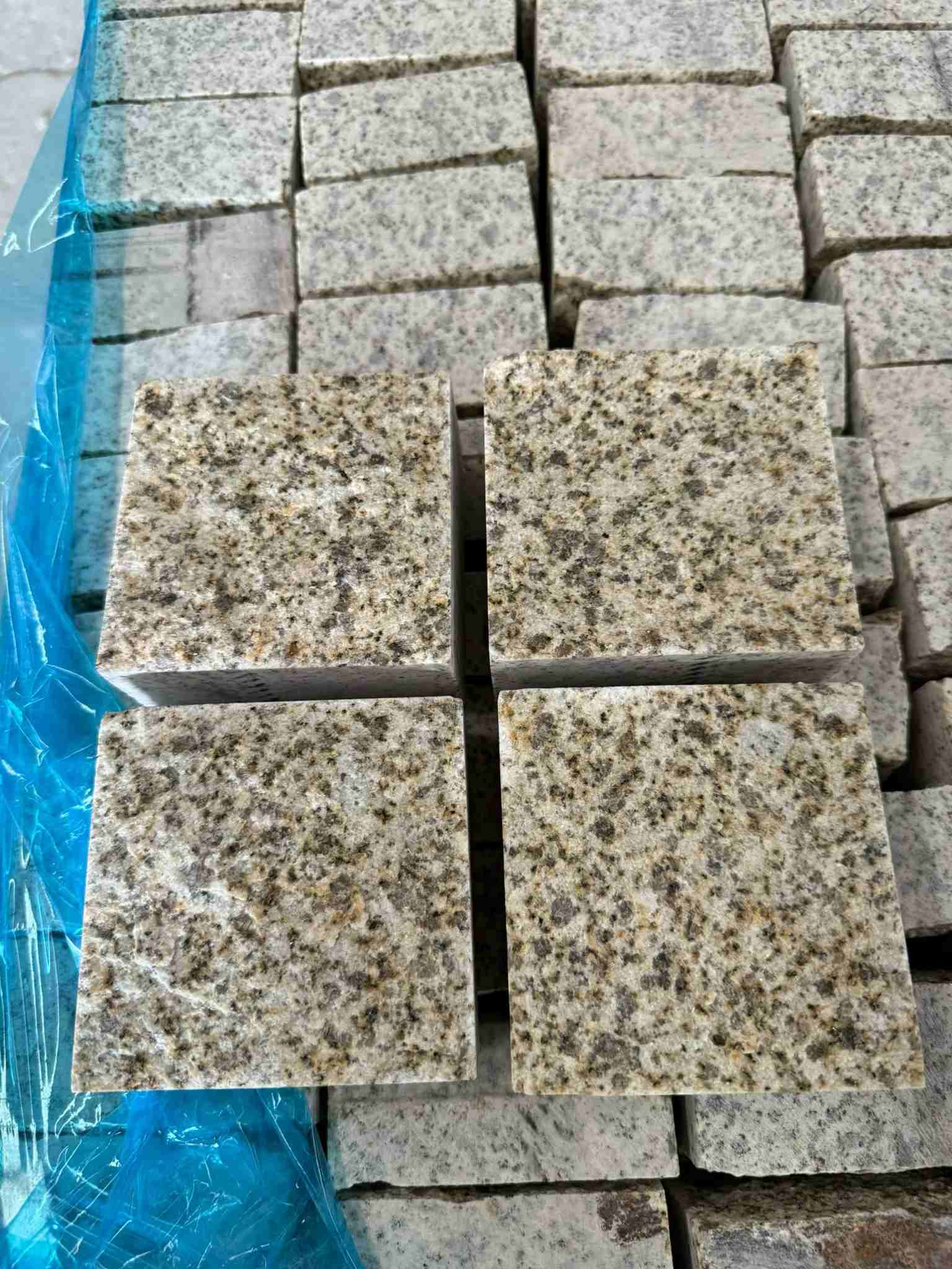 大庆 黄金麻花岗岩自然面小方块，弹石，马蹄石等