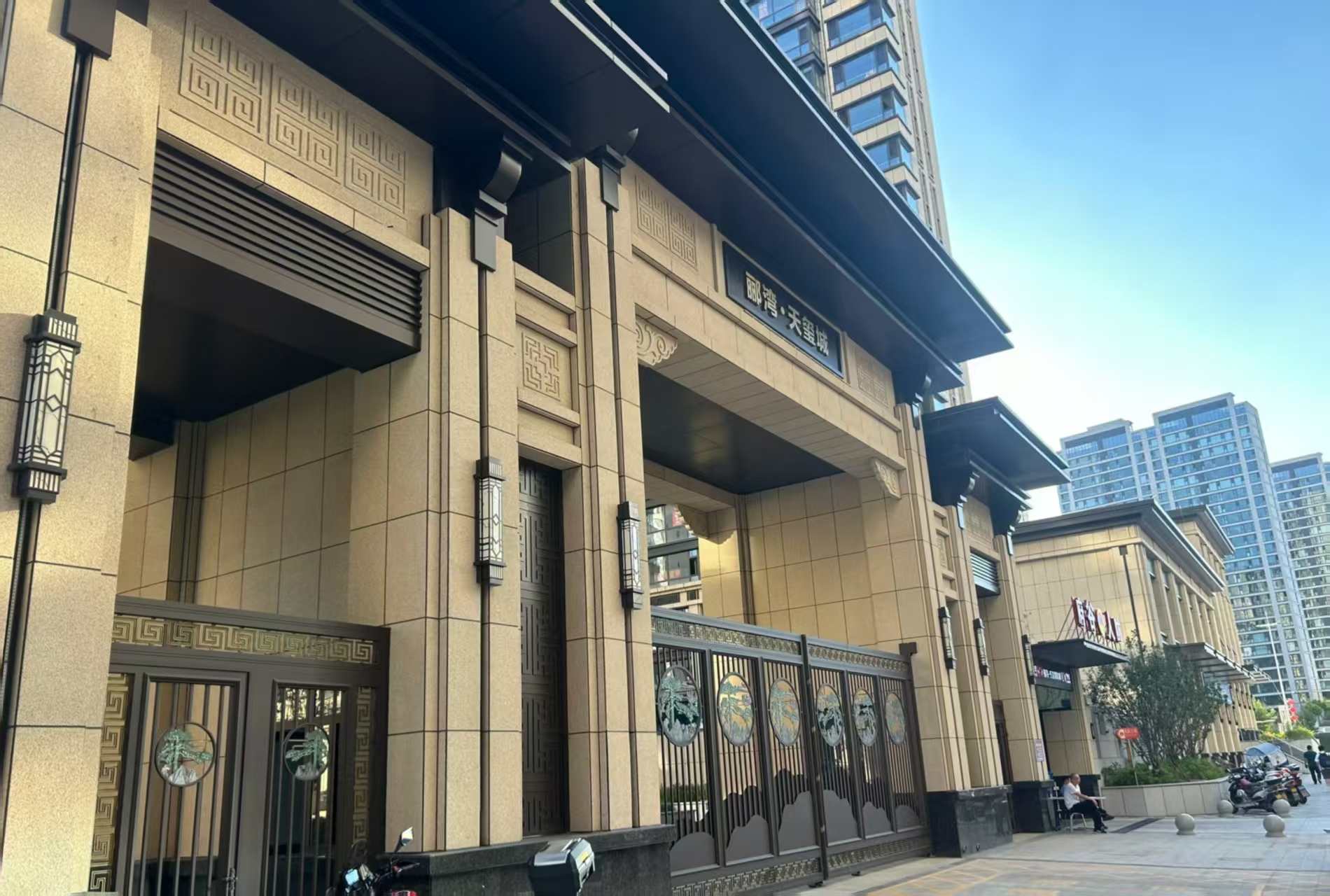 大庆 黄金麻花岗岩荔枝面小区门楼外墙干挂