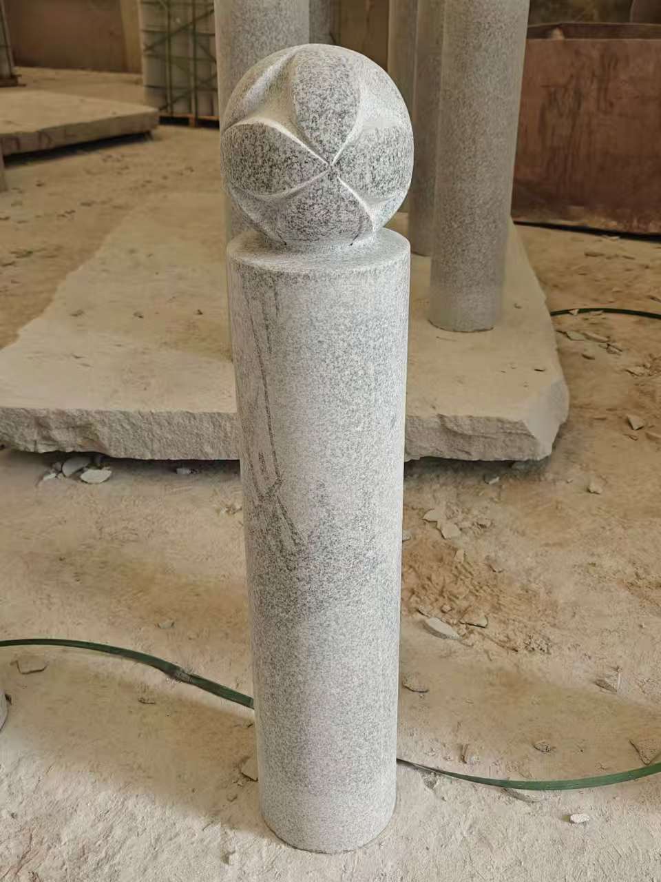 大庆 芝麻白花岗岩石材挡车石柱、停车柱、圆柱挡车柱、方柱挡车柱等