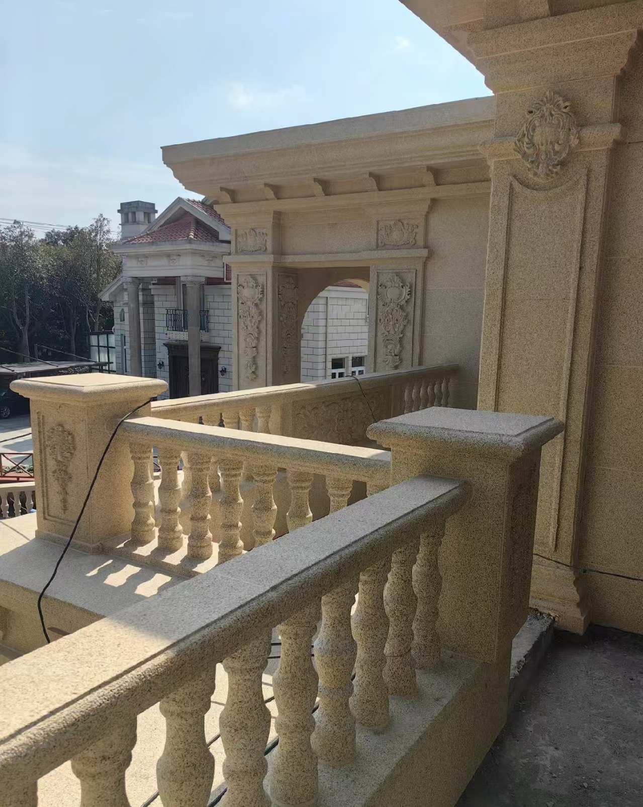 大庆 黄金麻别墅外墙干挂雕花配合阳台栏杆花瓶柱