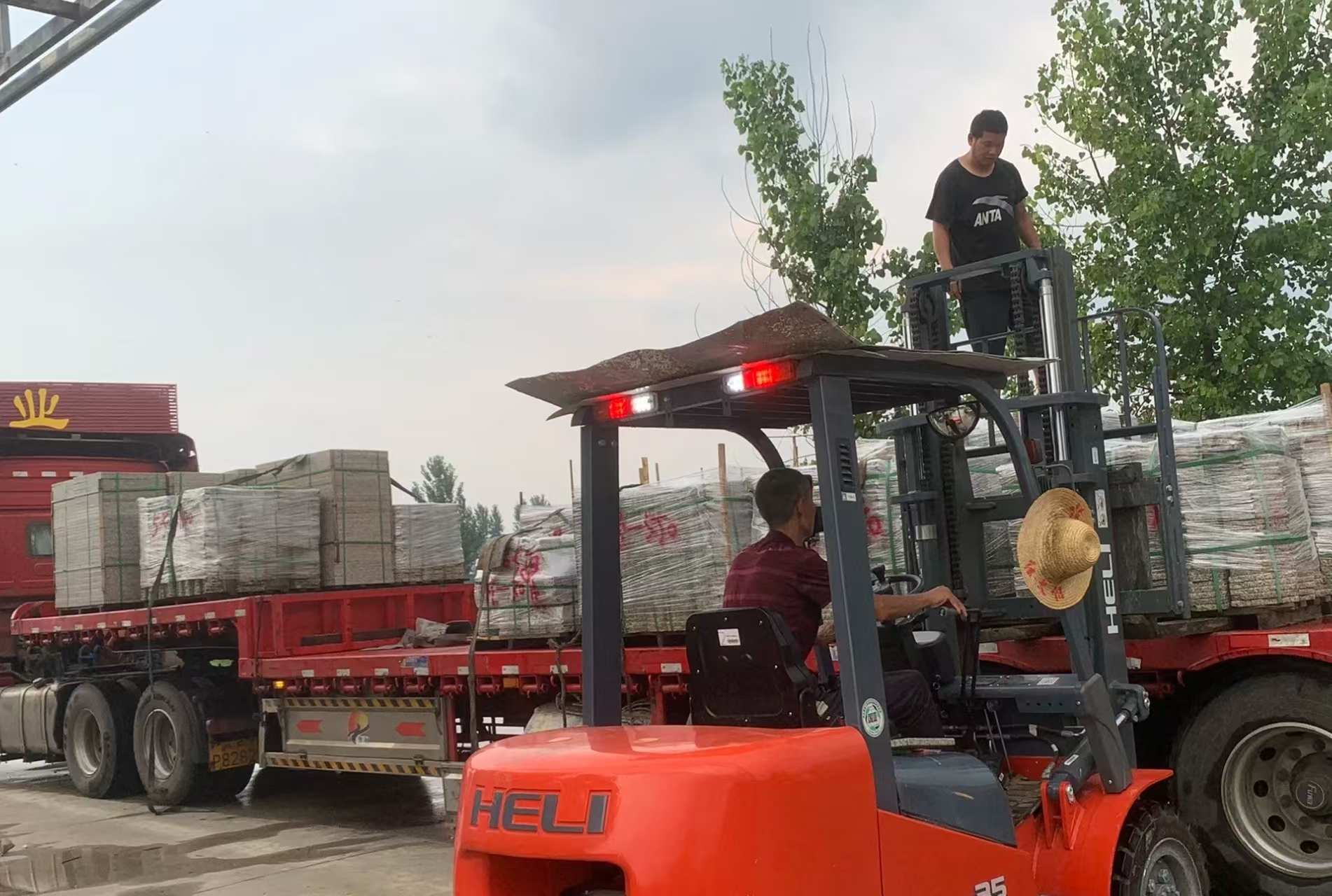 大庆 黄金麻冰裂纹，地铺石装车