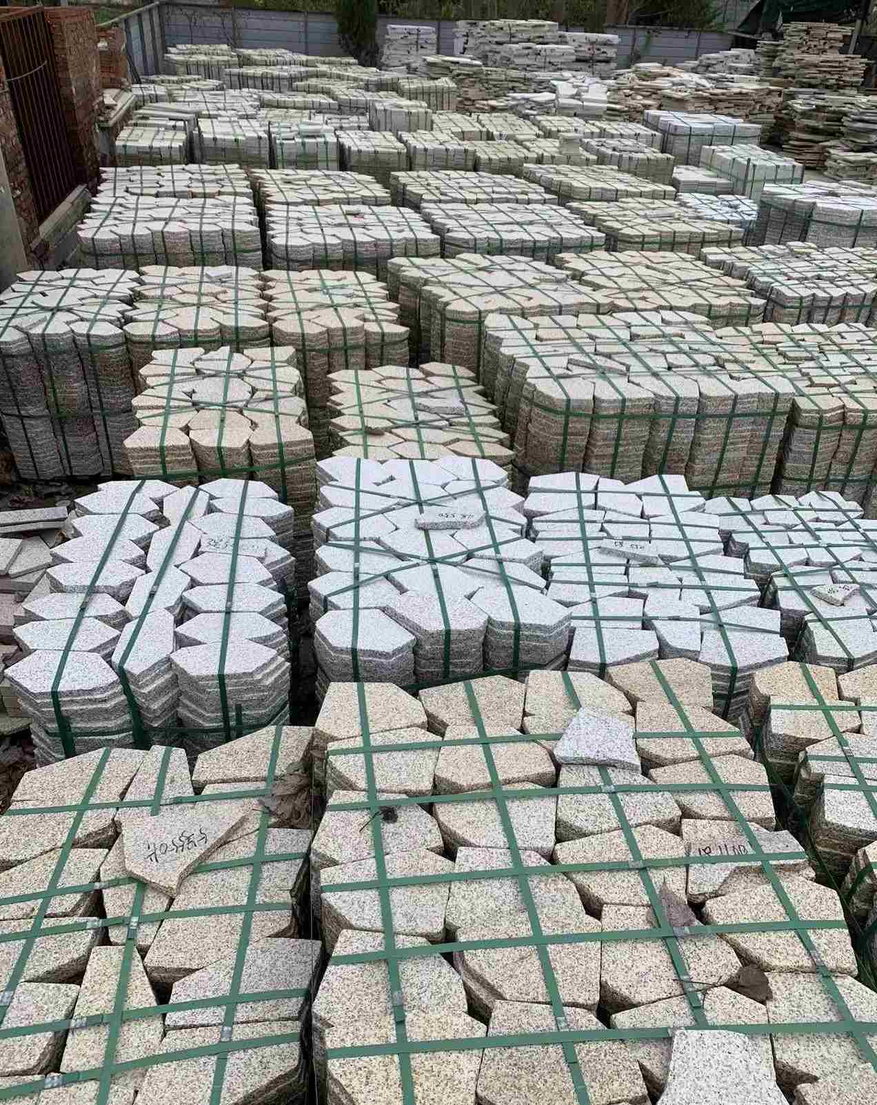 大庆 黄金麻白麻花岗岩荔枝面地铺石(冰裂纹)