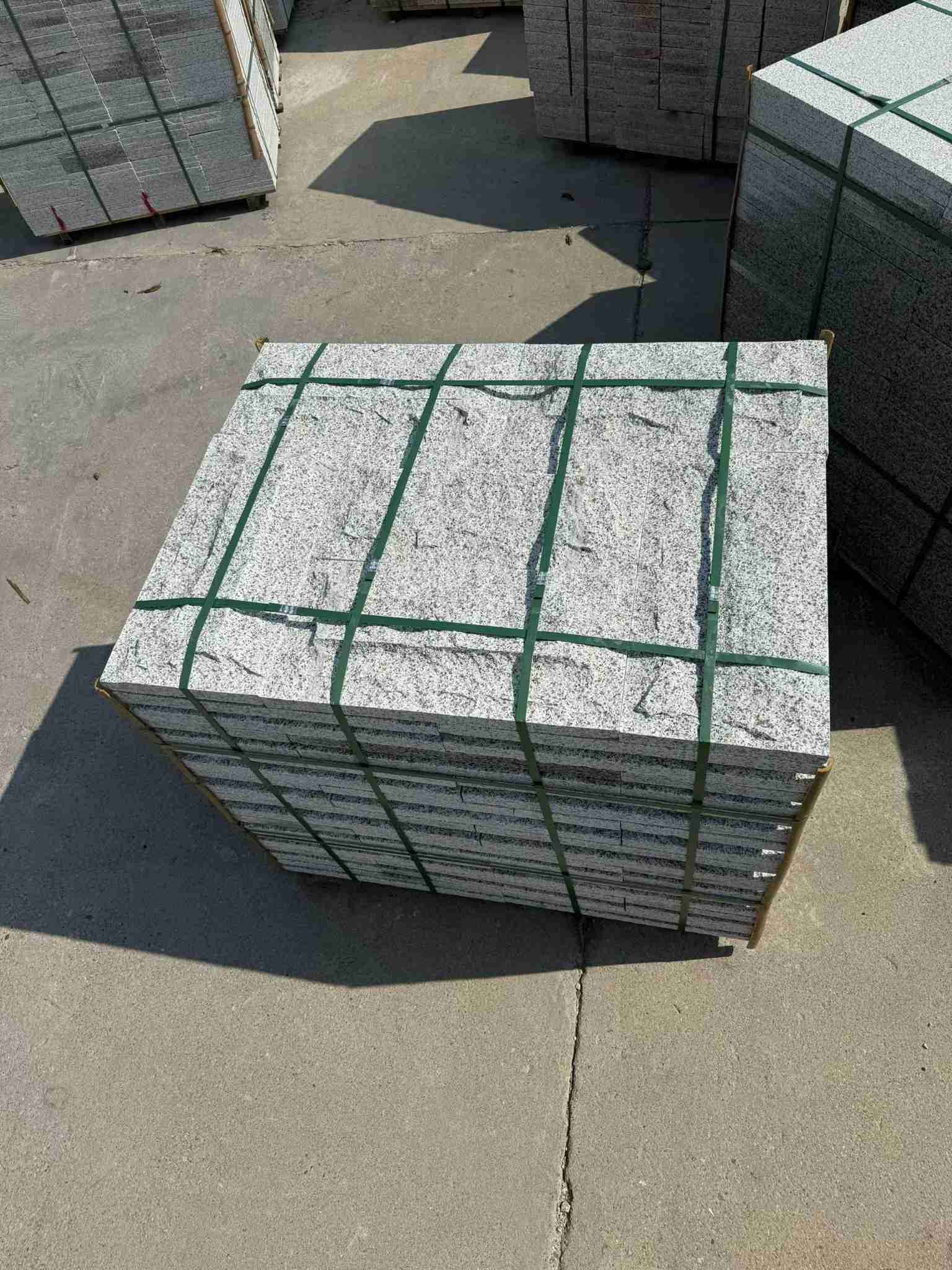 大庆 白麻花岗岩石材自然面蘑菇石成品