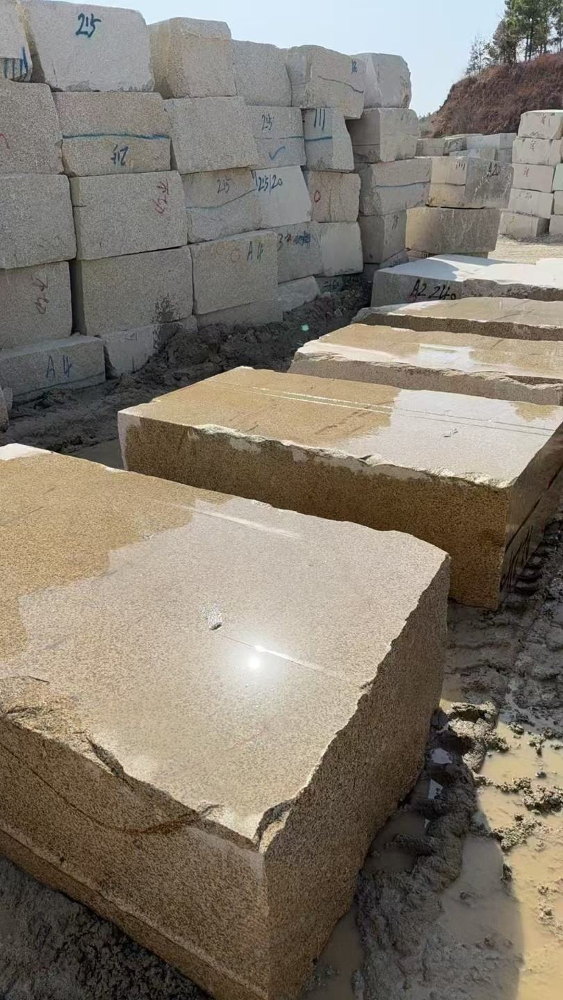 大庆 黄金麻方料堆场洗料分选中，原材料充足