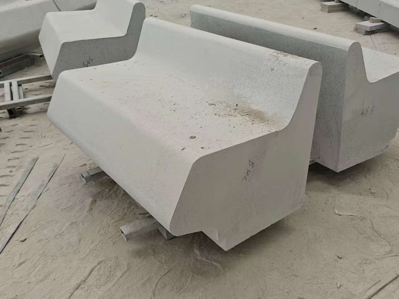 大庆 芝麻白花岗岩异形坐凳，石凳