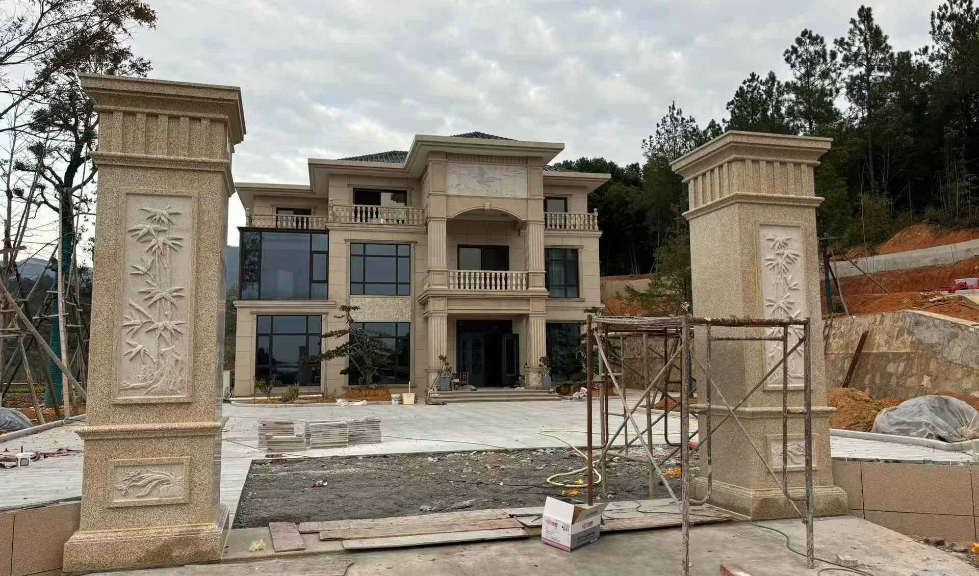 大庆 黄金麻花岗岩别墅雕花外墙干挂配上门口雕花罗马柱