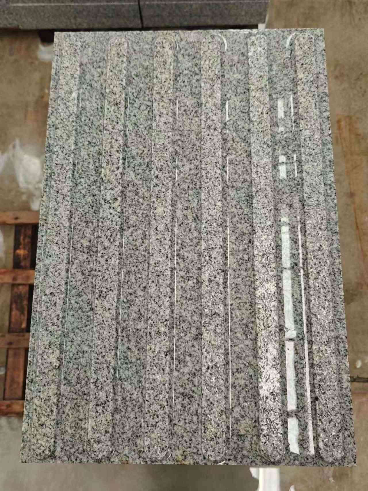 大庆 芝麻白花岗岩荔枝面雕刻盲道，盲条