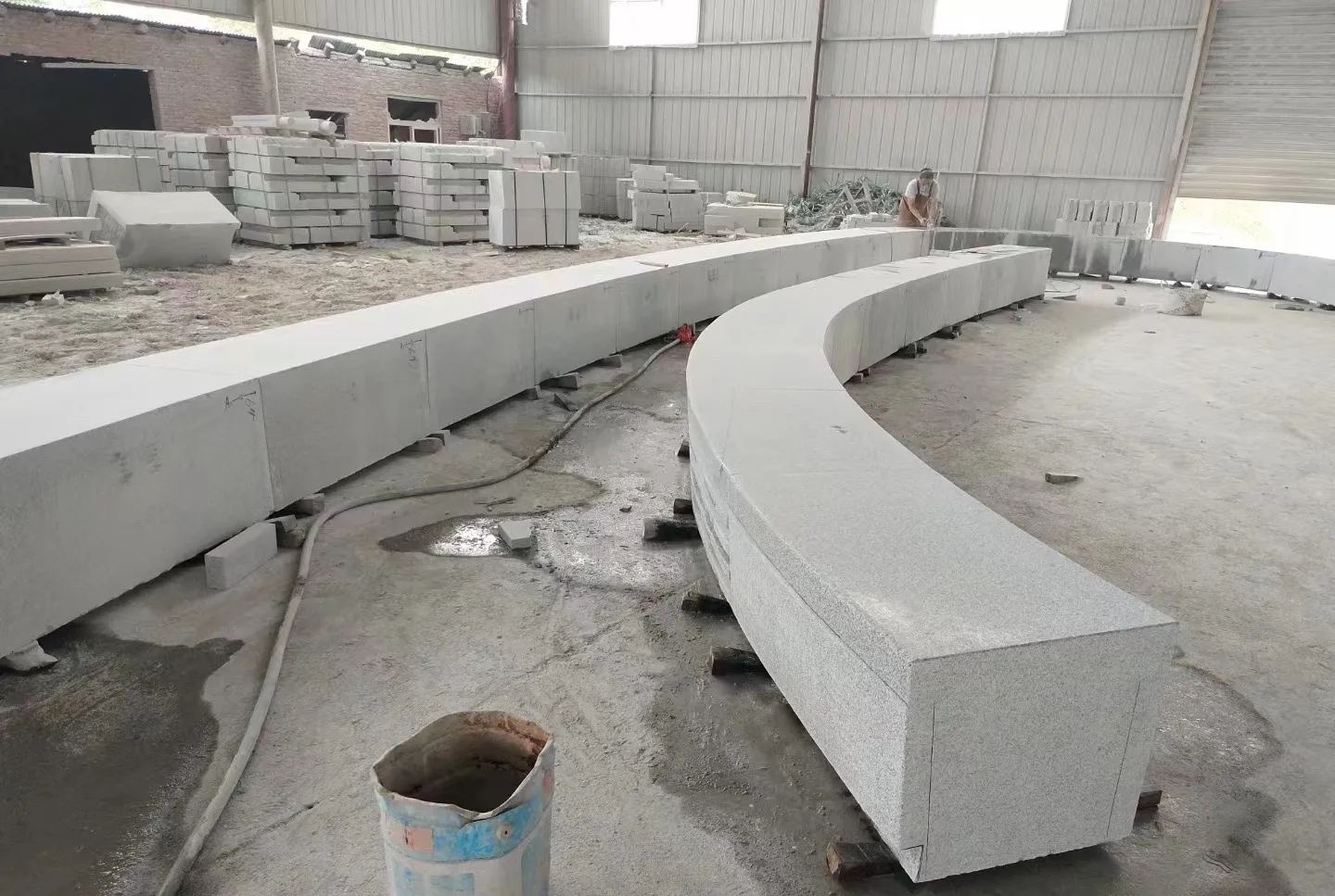 大庆芝麻白花岗岩石板材 园林光面弧形坐凳