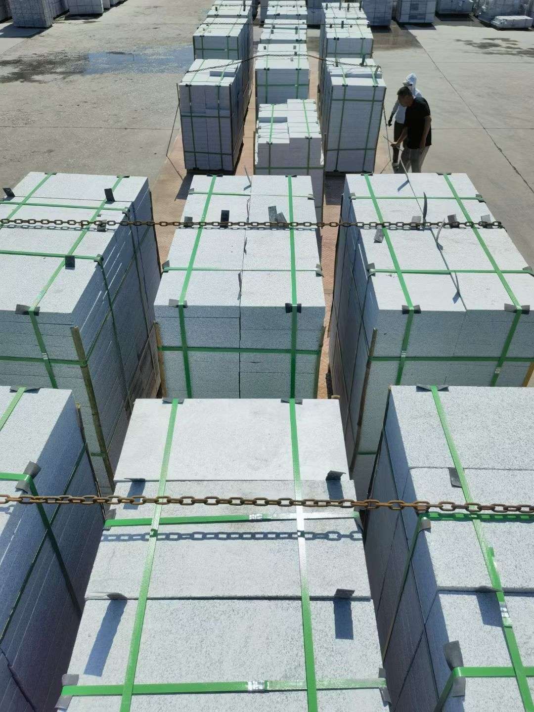 大庆 芝麻白花岗岩5公分地铺石 花岗岩厂家工厂装车日常